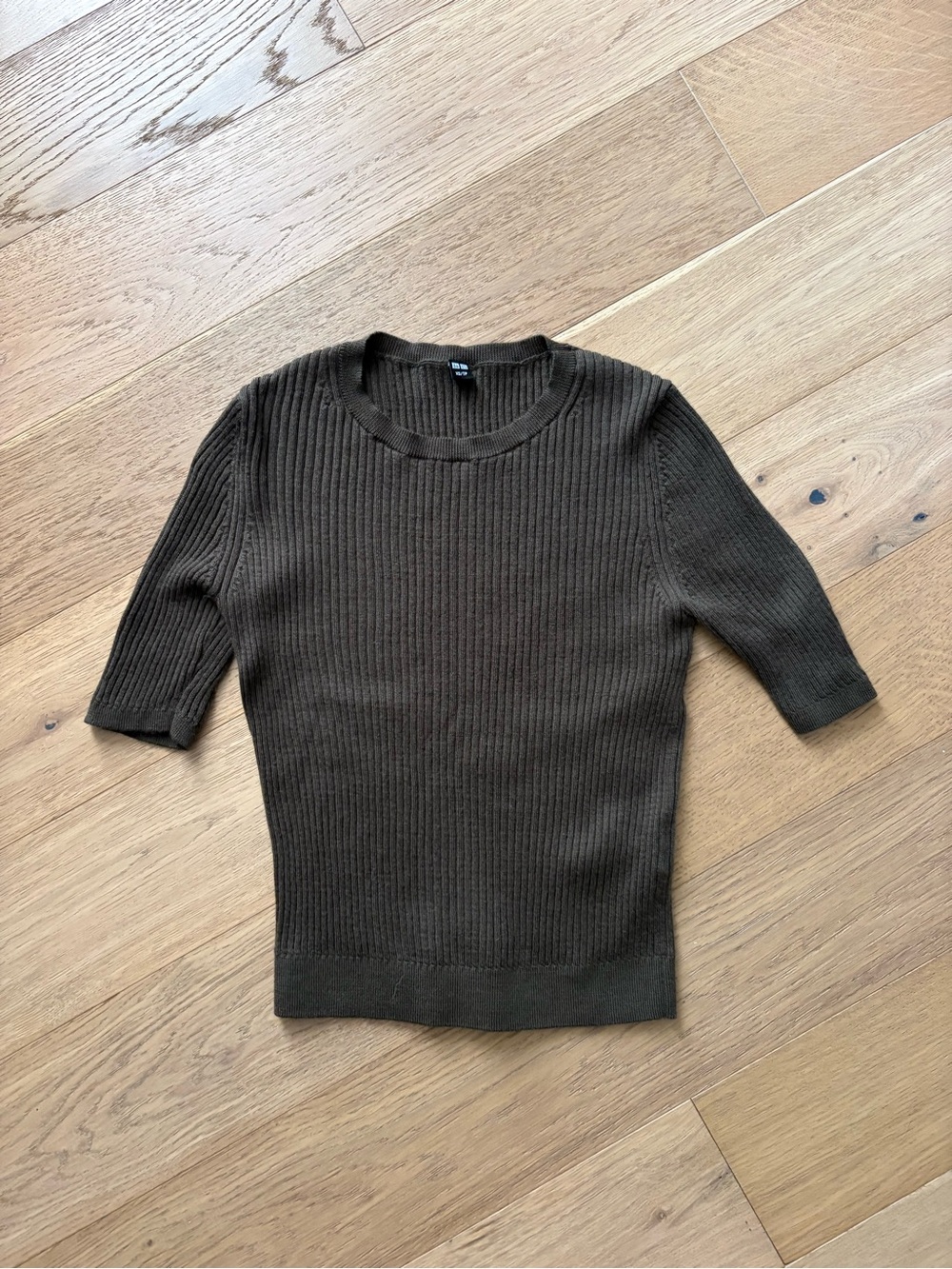 Uniqlo Ribbed Merino Wool Short-Sleeve Sweater in Khaki Green
